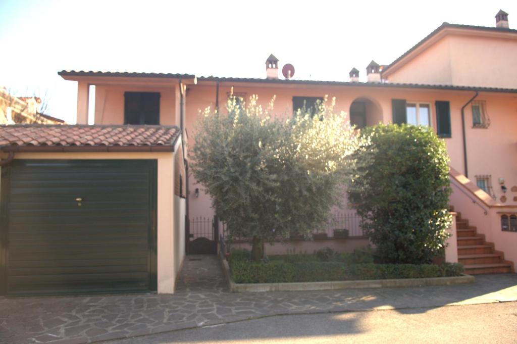 un garaje frente a una casa en Ca de Cartocci, en Arezzo