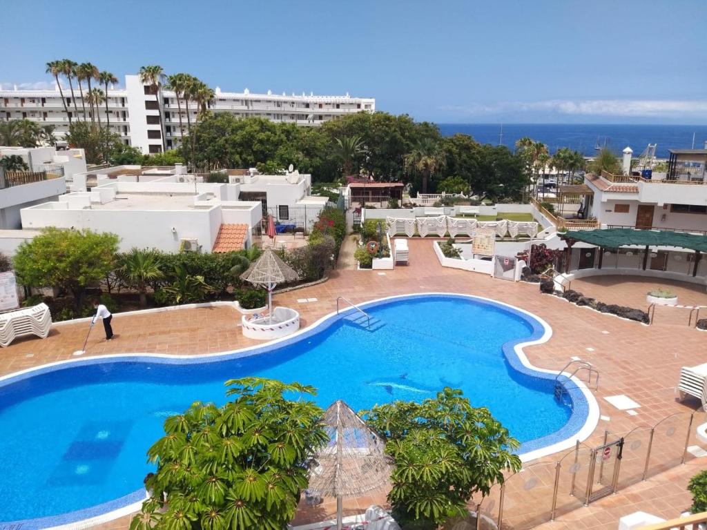 an overhead view of a swimming pool in a resort at Los Geranios in Adeje
