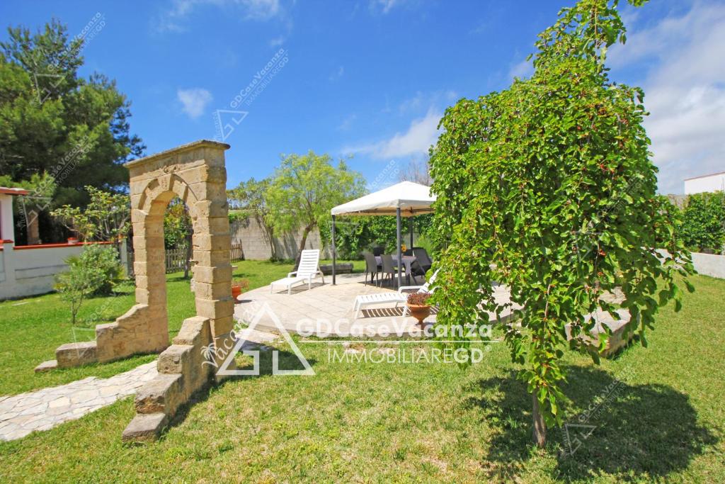 an external view of a garden with a pavilion at GD Case Vacanza - Ville del Rio in Fontanelle