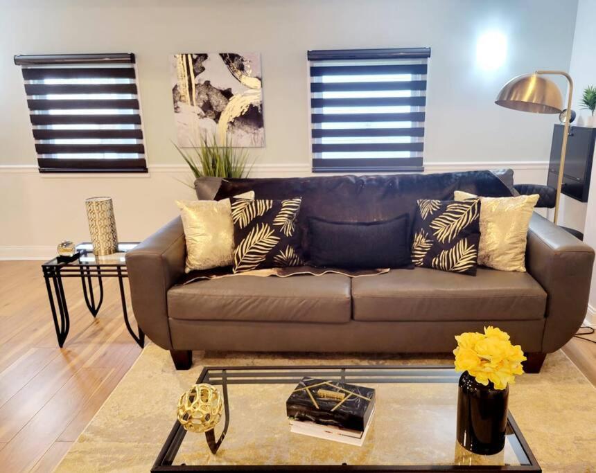 Luxe On Walnut**king size bed**W/Off St.Parking** - Housity