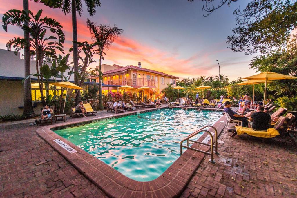 una gran piscina con gente sentada a su alrededor en Freehand Miami, en Miami Beach
