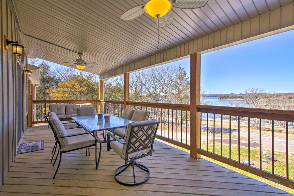 Lampe Retreat with Pool Access - Walk to Lake!