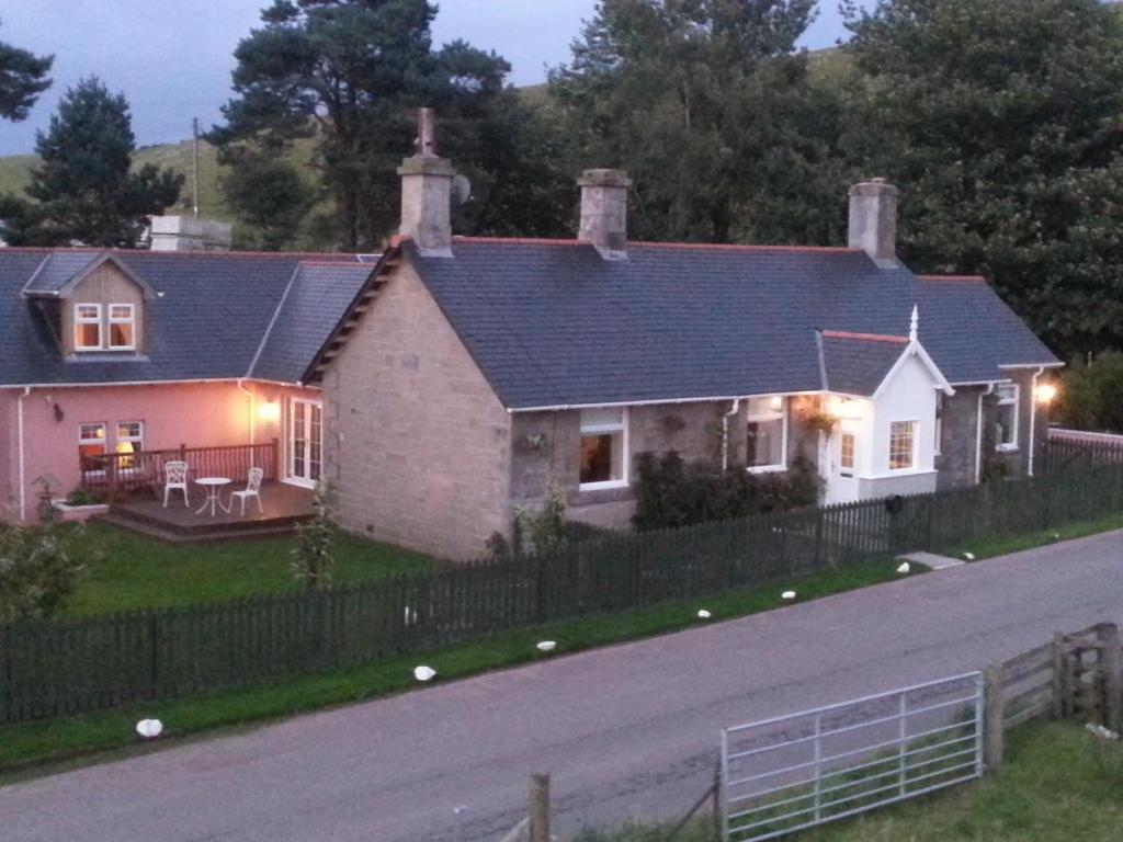 une maison sur le côté d'une route dans l'établissement Station House Lanark Bed and Breakfast, à Lanark