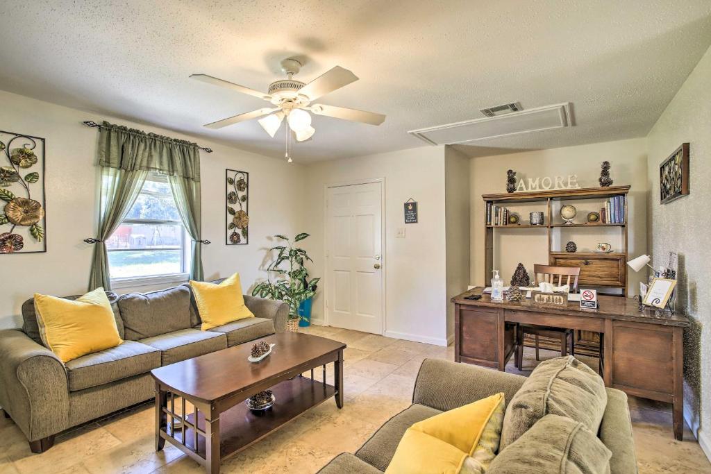 uma sala de estar com dois sofás e uma mesa em The Cozy Pine Cone Home Base Walk to PVAMU 