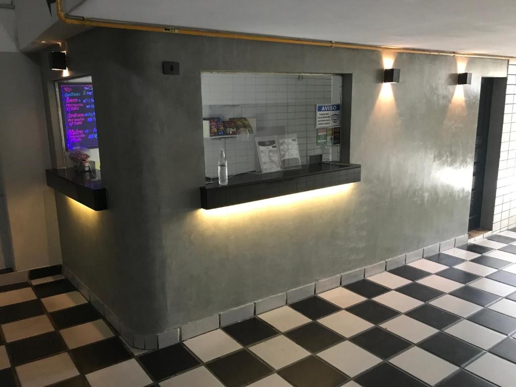 ściana w restauracji z szachownicą w obiekcie Motel Monza (Adult Only) w mieście Santos
