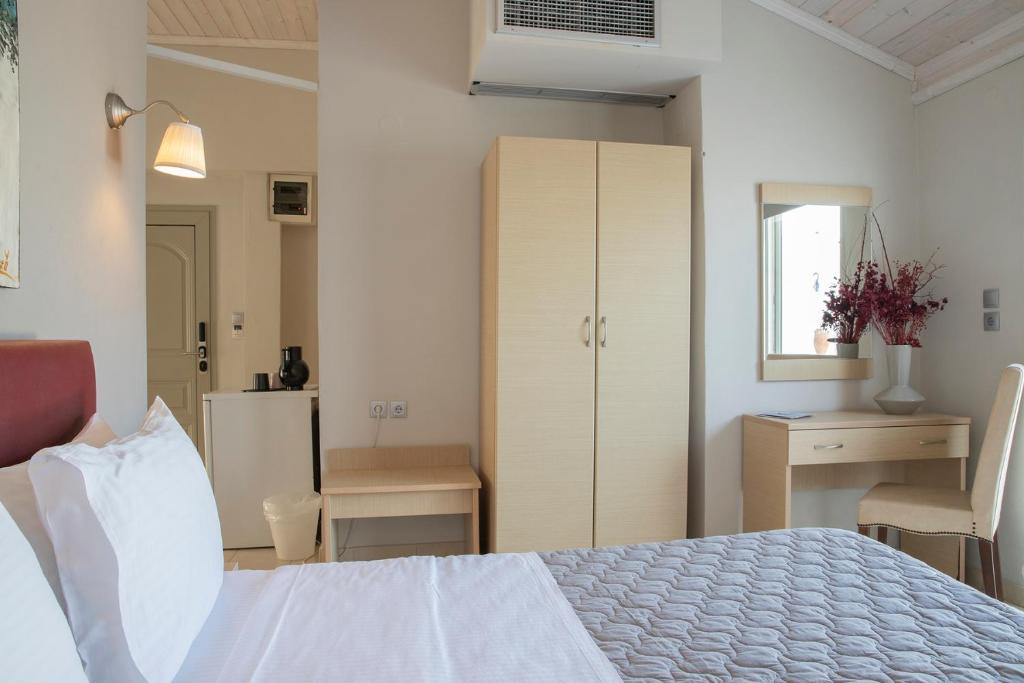 Postel nebo postele na pokoji v ubytování Zefyros Sea View Hotel