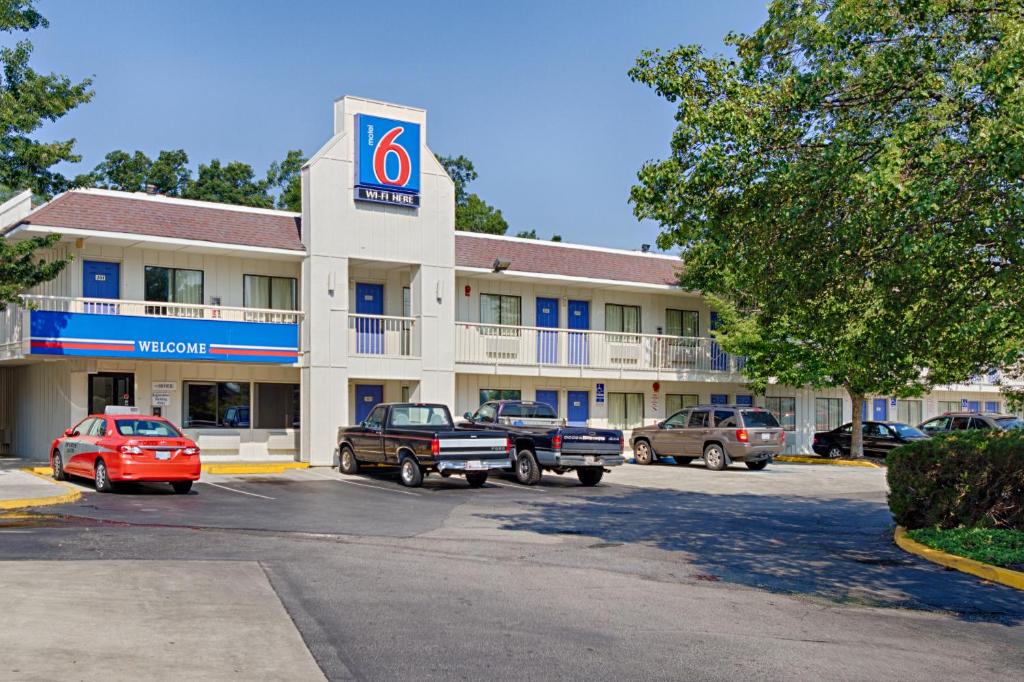 a hotel with cars parked in front of it at Motel 6-Laurel, DC - Washington Northeast in Laurel