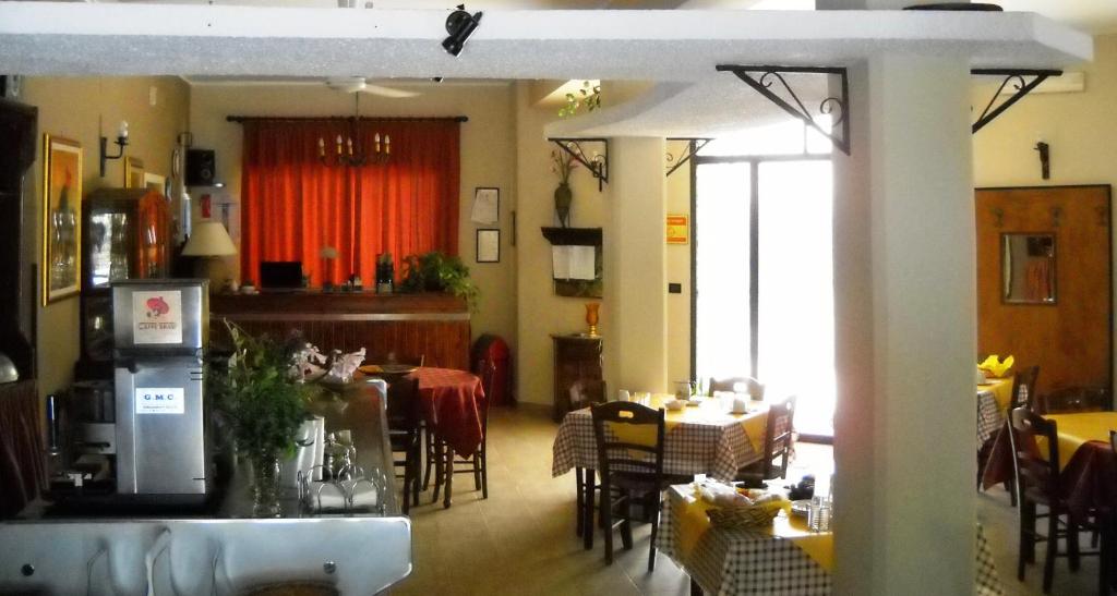 Reštaurácia alebo iné gastronomické zariadenie v ubytovaní La Regina di Adrano