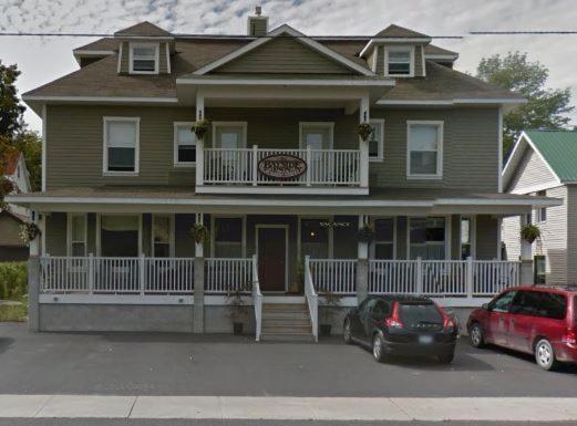 een huis met twee auto's ervoor geparkeerd bij Bayside Inn in Parry Sound