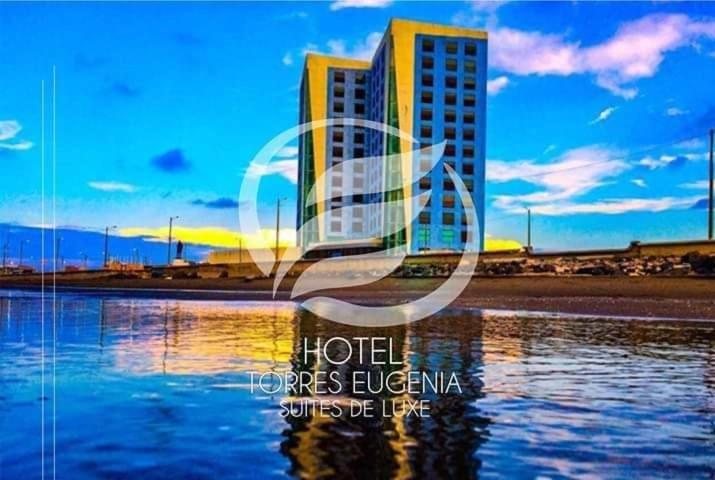 ein Bild eines Gebäudes mit einer Reflexion im Wasser in der Unterkunft Hotel Torres Eugenia in Coatzacoalcos