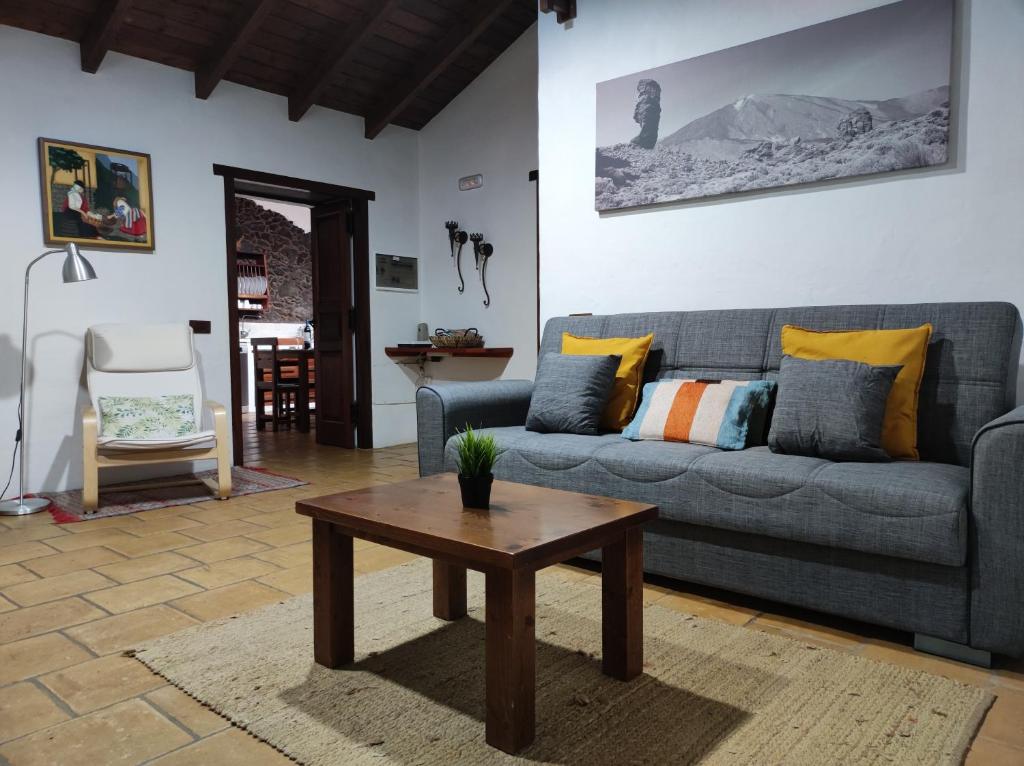 sala de estar con sofá y mesa de centro en La Fortaleza, en Erjos-El Tanque