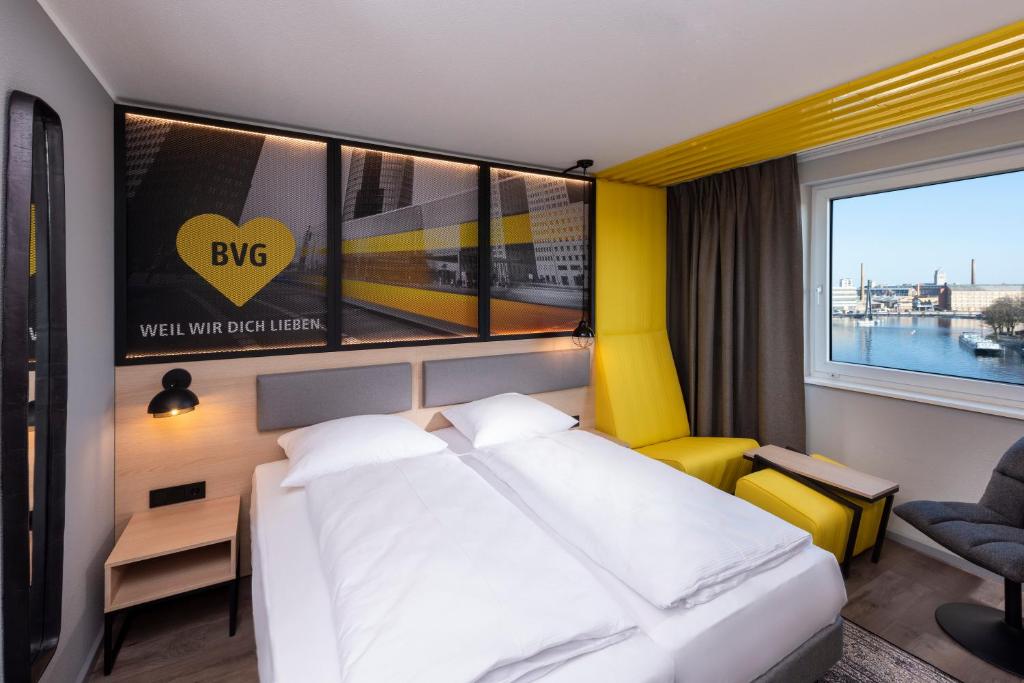 Postel nebo postele na pokoji v ubytování ibis Styles Berlin Treptow
