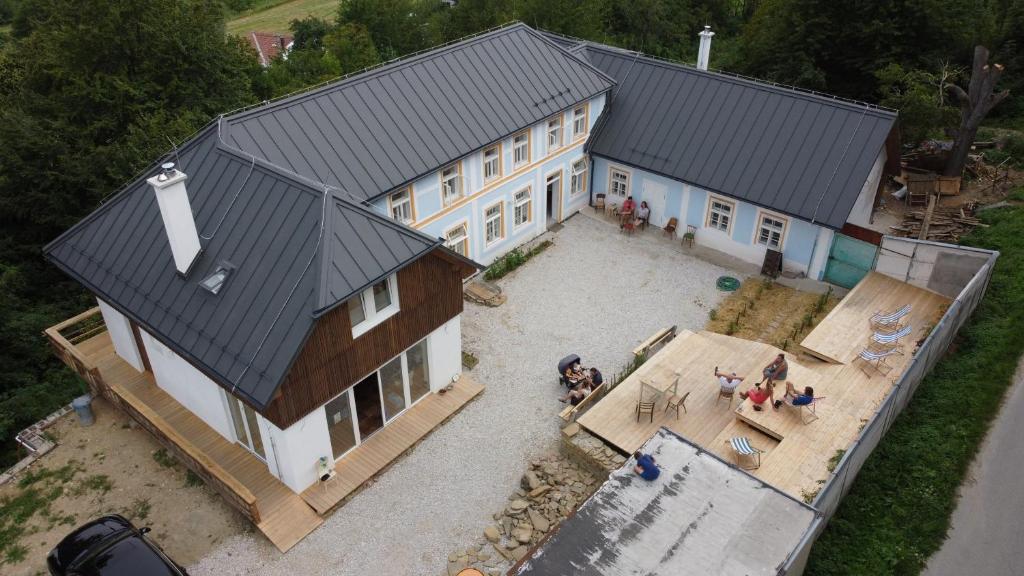 una vista aérea de una casa grande con piscina en Hostinec u Klačkov, 