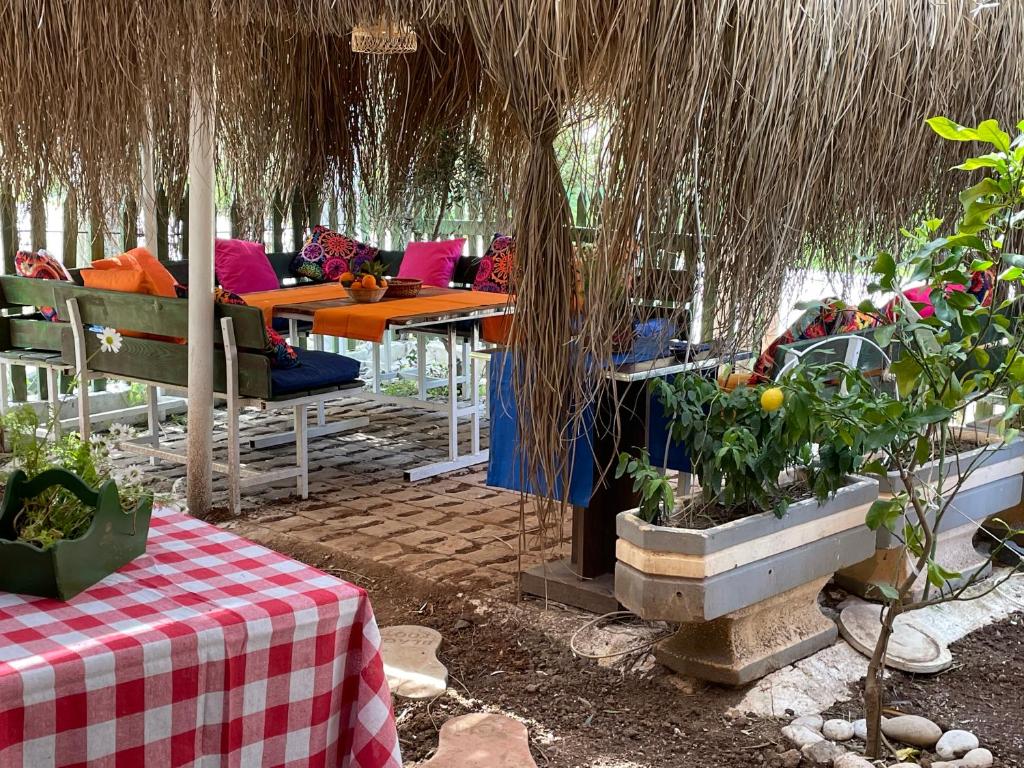 un patio al aire libre con mesas, sillas y plantas en MaviMaris Doğa Evleri, en Marmaris