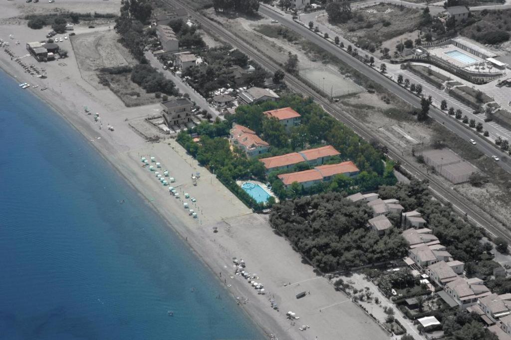 an aerial view of a beach next to the water at Villaggio Calipso in Calopezzati