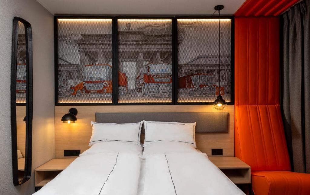 Postel nebo postele na pokoji v ubytování ibis Styles Berlin Treptow