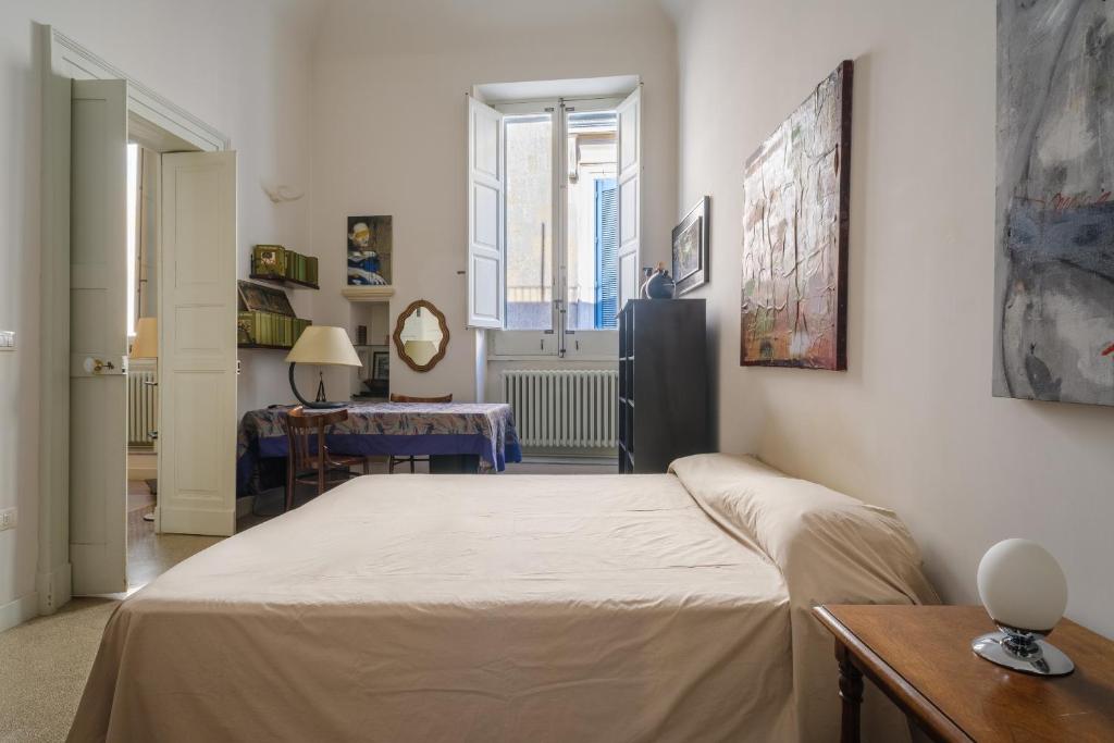 a bedroom with a bed and a desk in a room at Italianway - Morelli 3 in Lecce