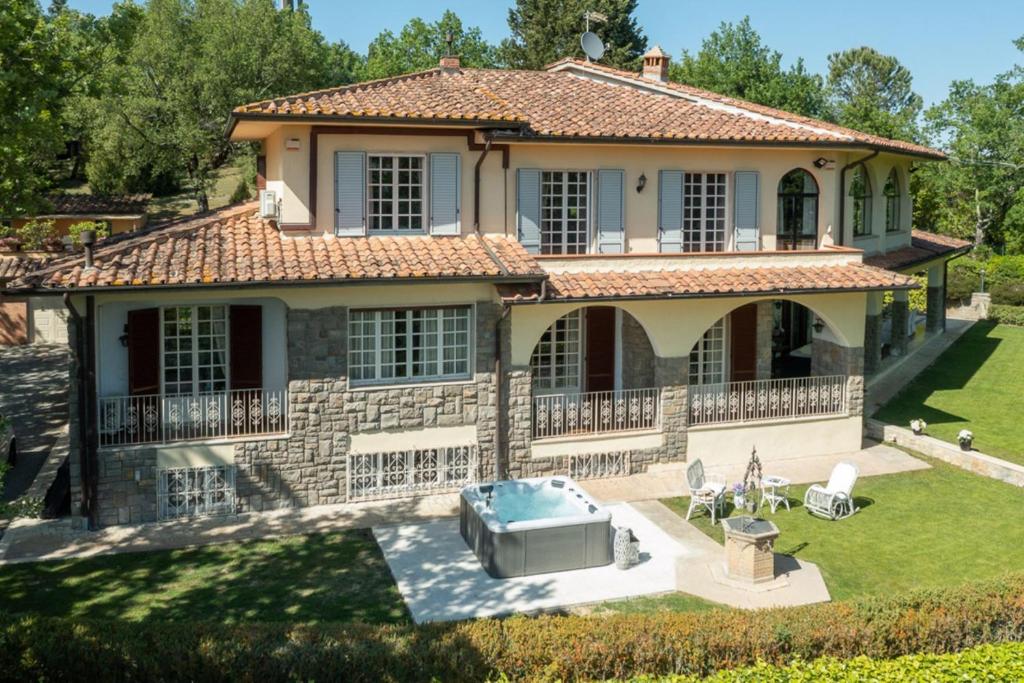 uma vista aérea de uma casa com piscina em Chiara Luxury Country Home em Monteriggioni