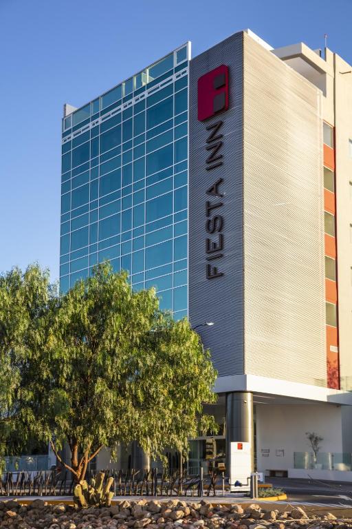 Un edificio con un cartel al costado. en Fiesta Inn Celaya Galerias, en Celaya