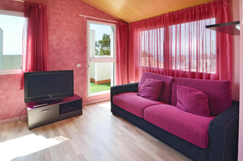 A television and/or entertainment centre at Ornis Apartments Platja