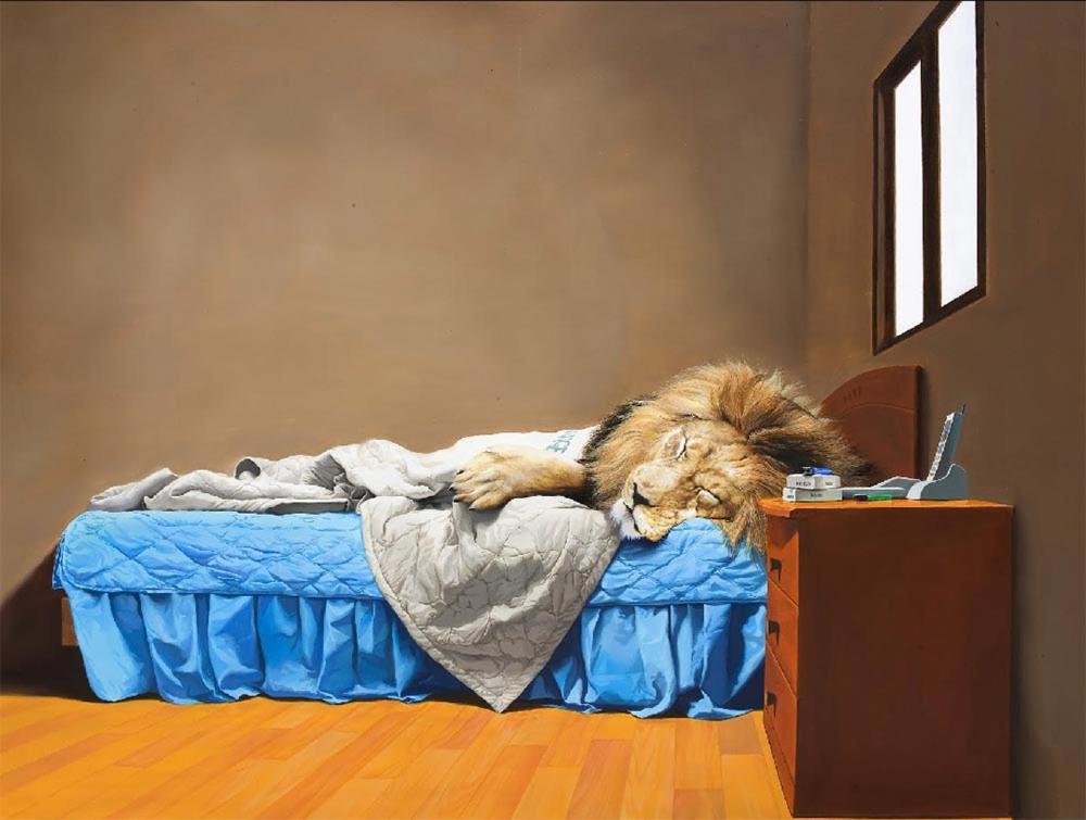 un león grande sobre una cama en Hostal El Molino, en Calanda