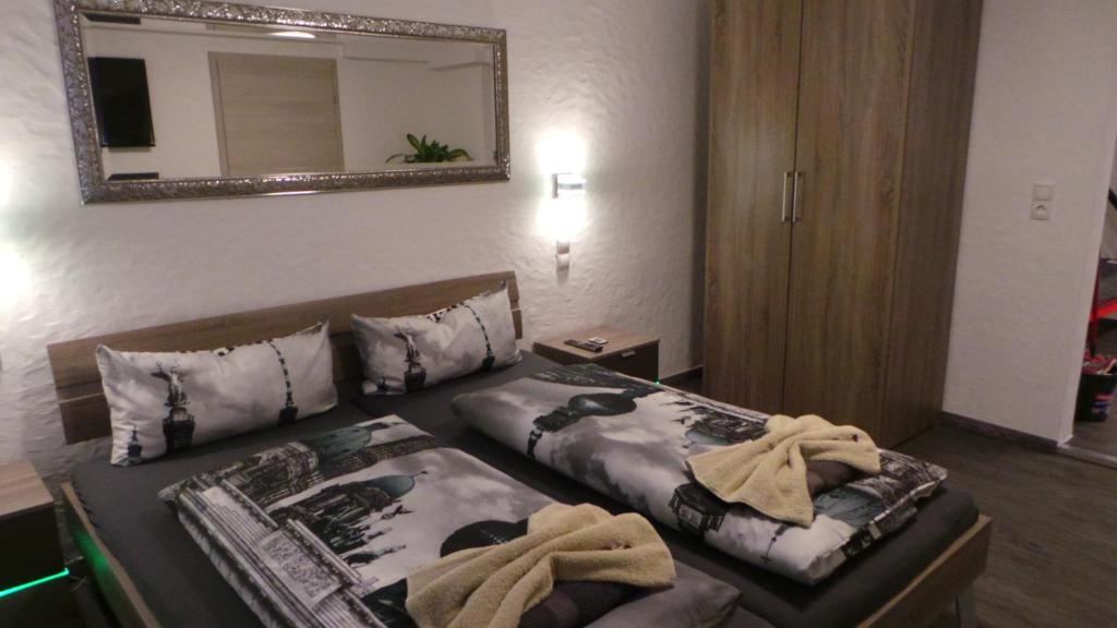Postel nebo postele na pokoji v ubytování Gästehaus Metropolitan