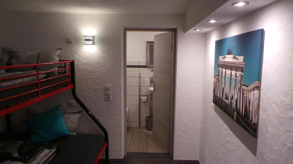 Postel nebo postele na pokoji v ubytování Gästehaus Metropolitan