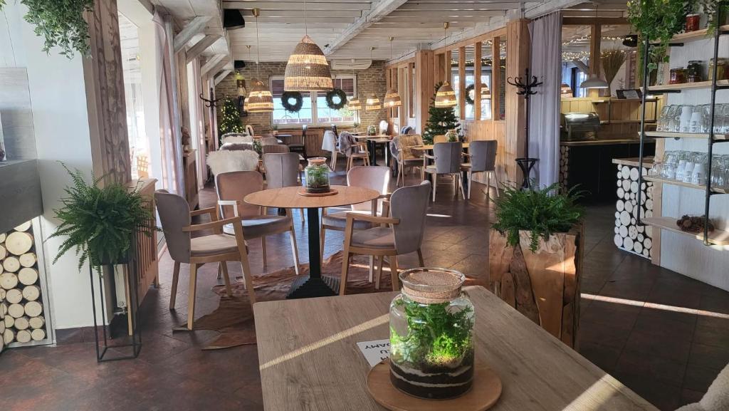 Reštaurácia alebo iné gastronomické zariadenie v ubytovaní Osrodek Wypoczynkowy Lesniczówka & Elias SPA