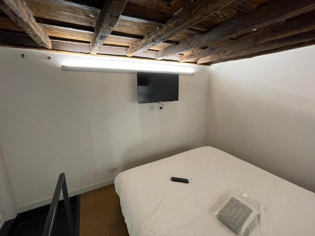 Telewizja i/lub zestaw kina domowego w obiekcie Casa Cappellari design studio a Campo de' Fiori