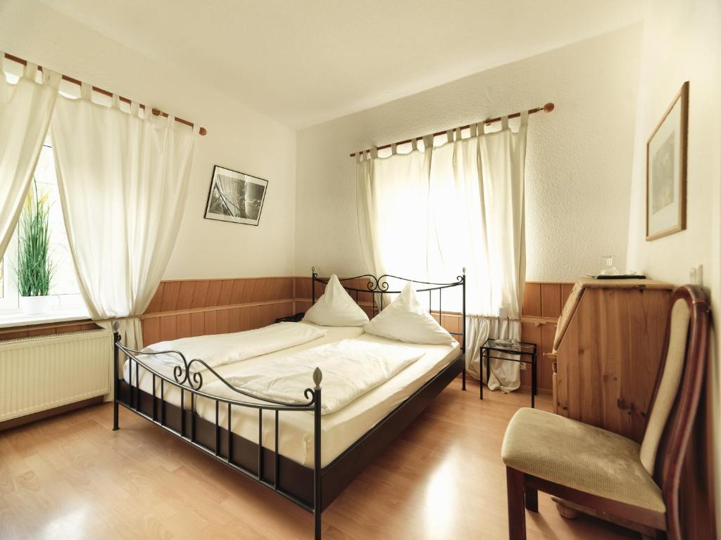 Postel nebo postele na pokoji v ubytování Parkhotel Wienburg Münster