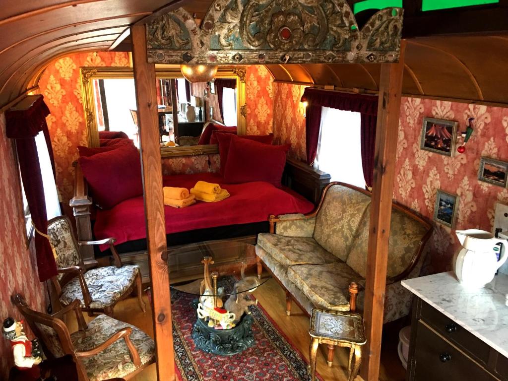 a train room with a couch and a chair at Historischer Zirkuswagen mit Terrasse und Blick ins Grüne in Witzenhausen