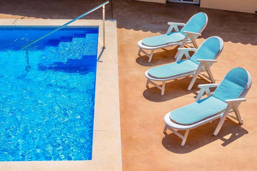 Bazén v ubytovaní Casa Caty con piscina,a 5 minutos de la Playa alebo v jeho blízkosti