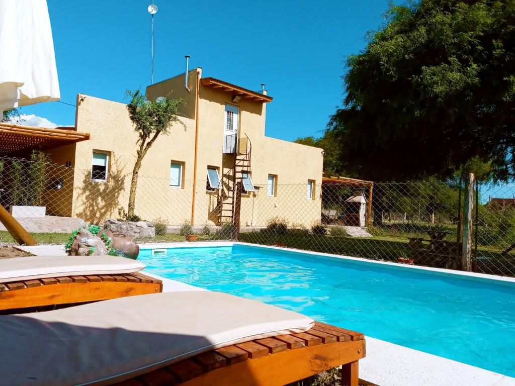 una piscina frente a una casa en El Rincón de Alejo, en Merlo