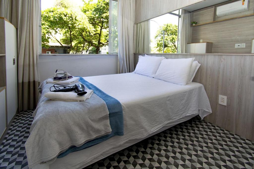 Een bed of bedden in een kamer bij Flor de Copacabana - 4 pessoas, Praia e Privativo