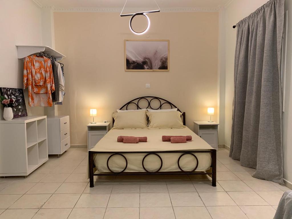 ein Schlafzimmer mit einem Bett mit zwei Kissen darauf in der Unterkunft ''Korifo apartment'' at Benitses in Benitses