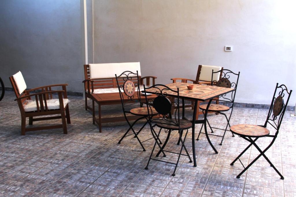 トラーパニにあるIl Giardinettoのテーブルと椅子が備わる部屋
