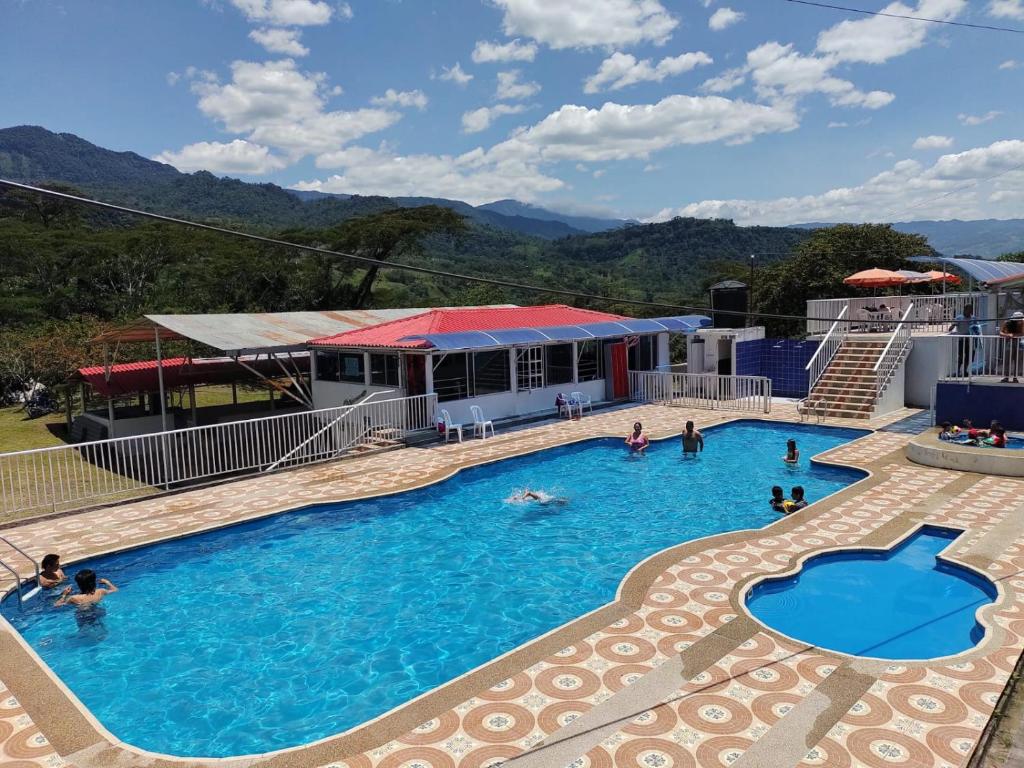 Florián的住宿－Club Recreativo Las Guitarras，和度假村内的人一起使用的游泳池