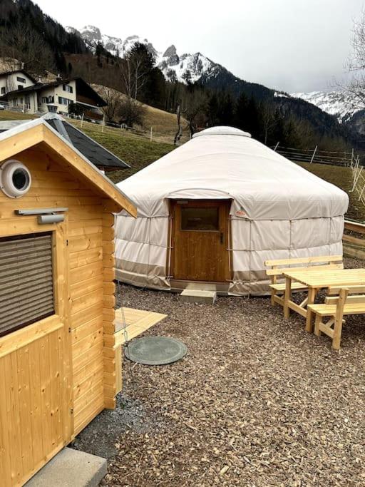 Nespecifikovaný výhled na hory nebo výhled na hory při pohledu z luxury tent