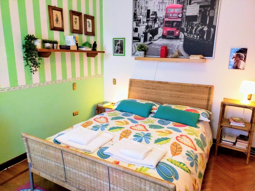 een slaapkamer met een bed met handdoeken erop bij B&B Al Santo in Padua