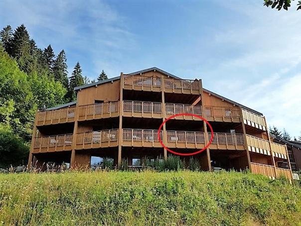 um grande edifício com um anel vermelho em frente em Rev2 Montagne em La Bresse