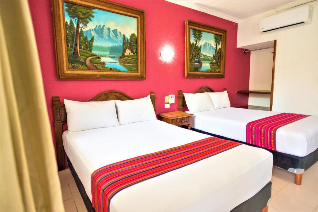 Postel nebo postele na pokoji v ubytování Hotel San Juan Mérida