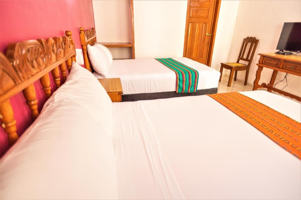 Postel nebo postele na pokoji v ubytování Hotel San Juan Mérida