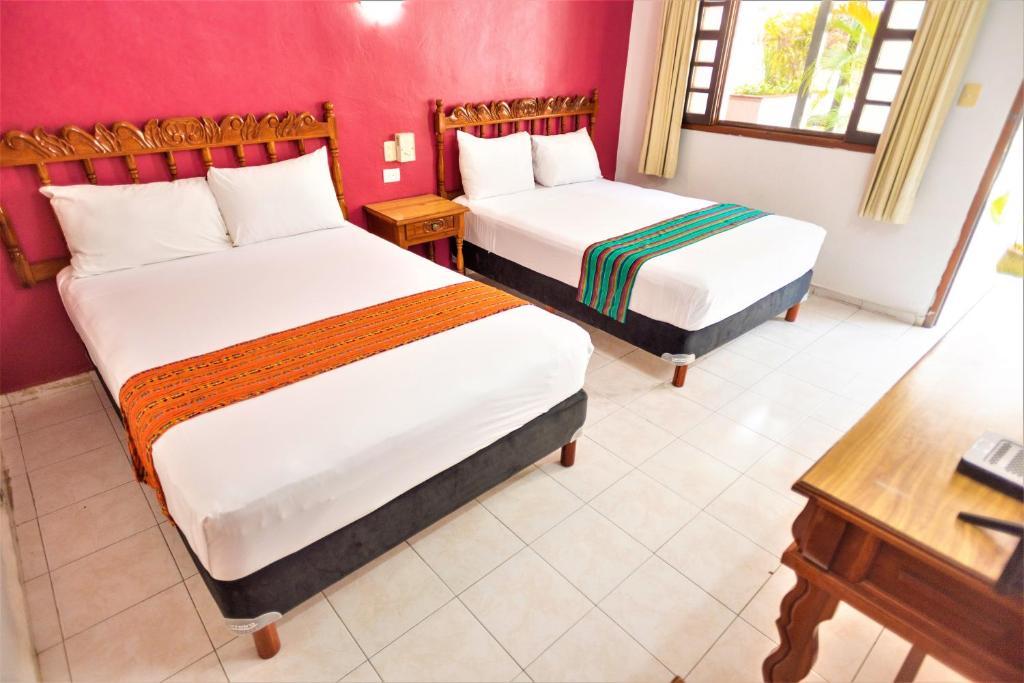Postel nebo postele na pokoji v ubytování Hotel San Juan Mérida