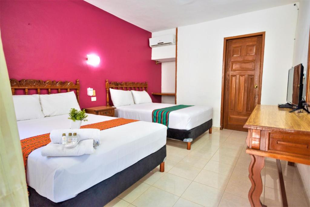 Postel nebo postele na pokoji v ubytování Hotel San Juan Mérida