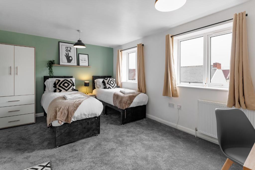 1 dormitorio con 2 camas y ventana en City Centre Studio 9 with Kitchenette, Free Wifi and Smart TV with Netflix by Yoko Property en Middlesbrough