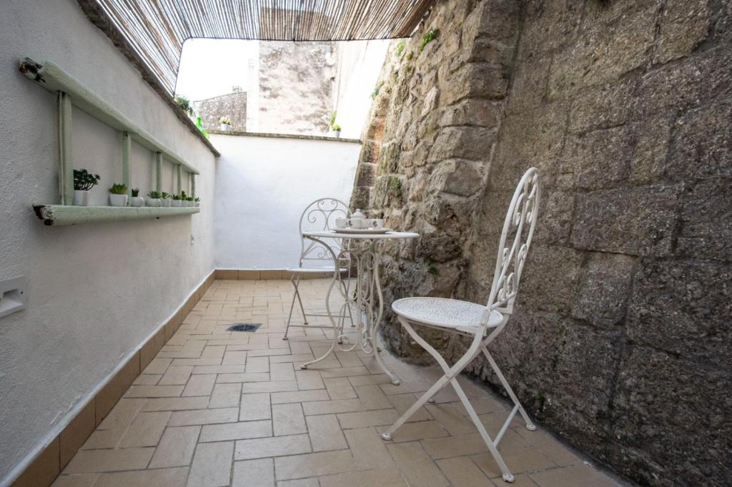 Fotografie z fotogalerie ubytování DOMUS CESARE - dimora storica totalmente in pietra nel cuore del centro storico con cabina doccia pietra in camera e zona relax esterna-historic residence entirely made of stone in the heart of the historic center with stone shower cabin in the room v destinaci Carovigno