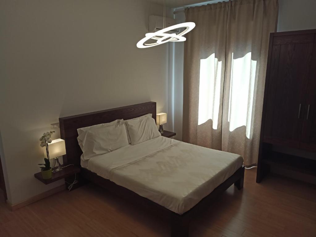 sypialnia z łóżkiem i oknem z białym sufitem w obiekcie B&B Alle mura di San Giovanni w Rzymie