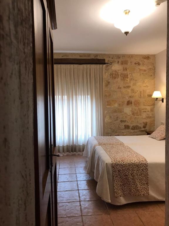 Postel nebo postele na pokoji v ubytování hostal Decerca Prádena