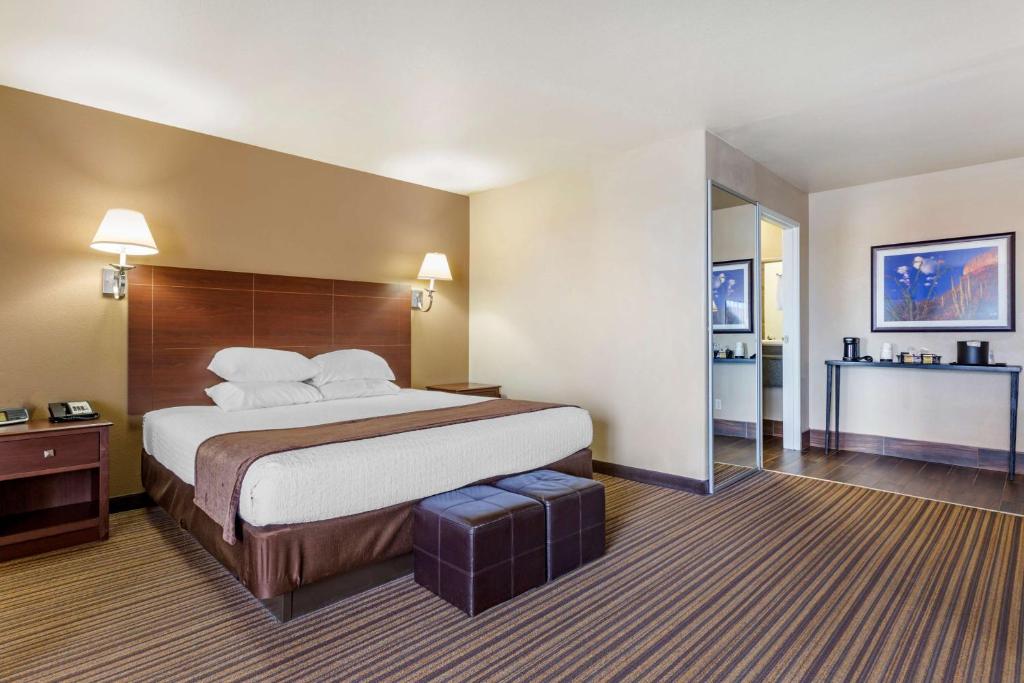 Postel nebo postele na pokoji v ubytování Best Western Plus Winslow Inn