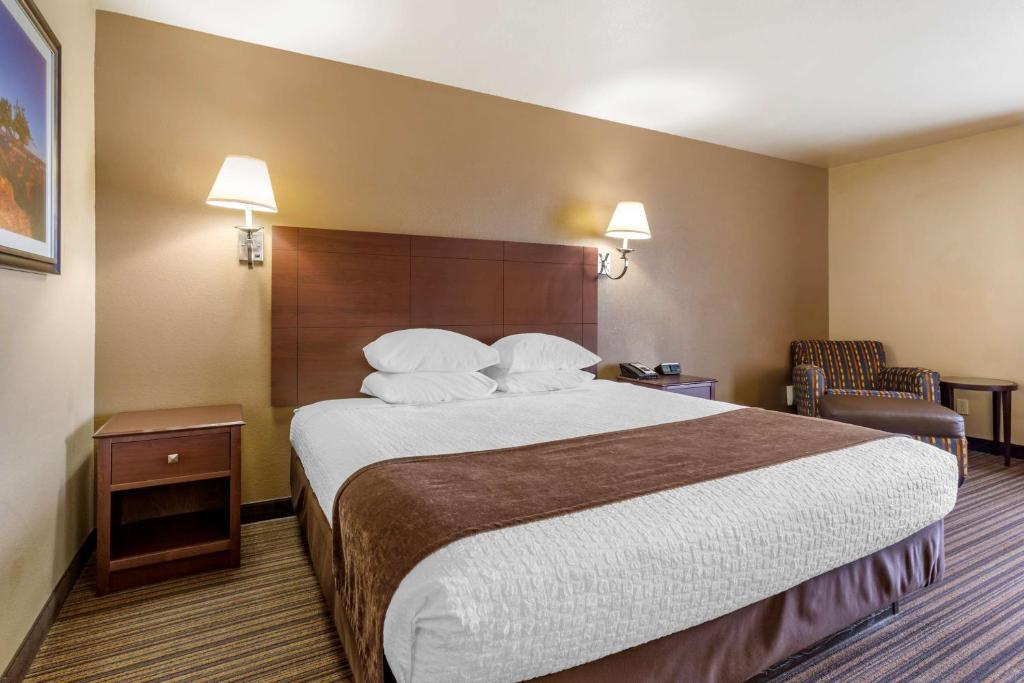 Postel nebo postele na pokoji v ubytování Best Western Plus Winslow Inn